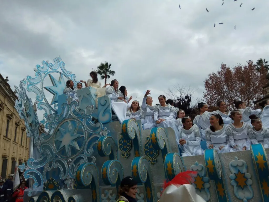 descubre todo sobre la cabalgata de reyes magos de sevilla 2026: horarios, recorridos y actividades para disfrutar en familia de una de las tradiciones más mágicas y espectaculares de la ciudad.