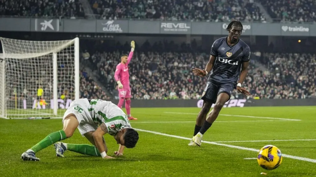 resumen del partido amistoso entre betis y nottingham, que terminó en empate 2-2. descubre los mejores momentos, los goles y las jugadas destacadas de este emocionante encuentro de fútbol.