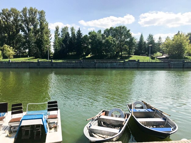 descubre cómo los catamaranes eléctricos están revolucionando el transporte fluvial ofreciendo soluciones sostenibles, silenciosas y eficientes para la movilidad sobre ríos y canales.