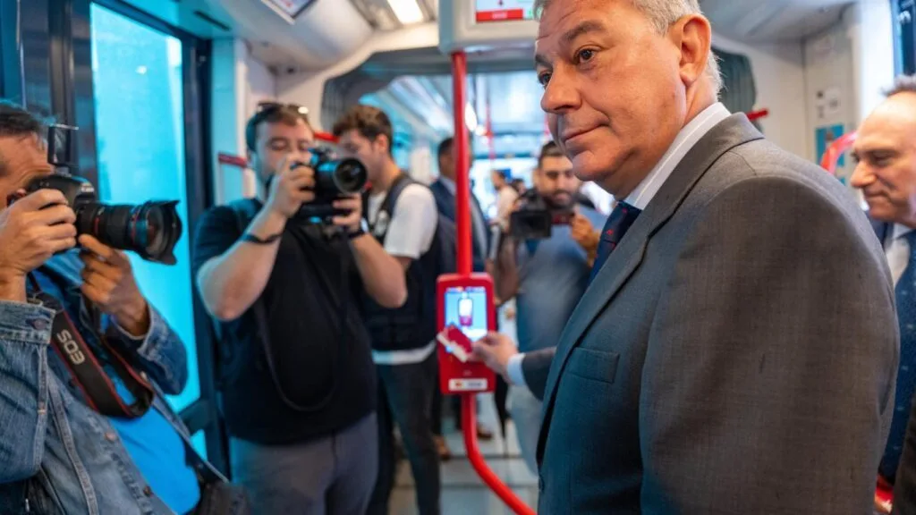 descubre todo sobre el tranvibús de sevilla: rutas, horarios, paradas y cómo este nuevo sistema de transporte mejora la movilidad en la ciudad. ¡infórmate aquí y viaja fácilmente!