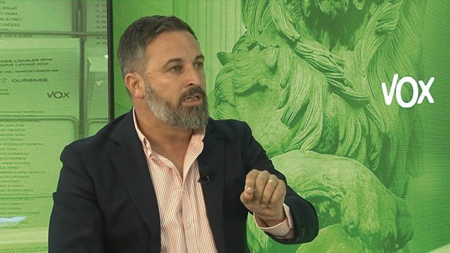 santiago abascal solicita a juanma moreno la convocatoria de elecciones en andalucía, enfatizando la importancia de dar voz a los ciudadanos y renovar el panorama político en la región.
