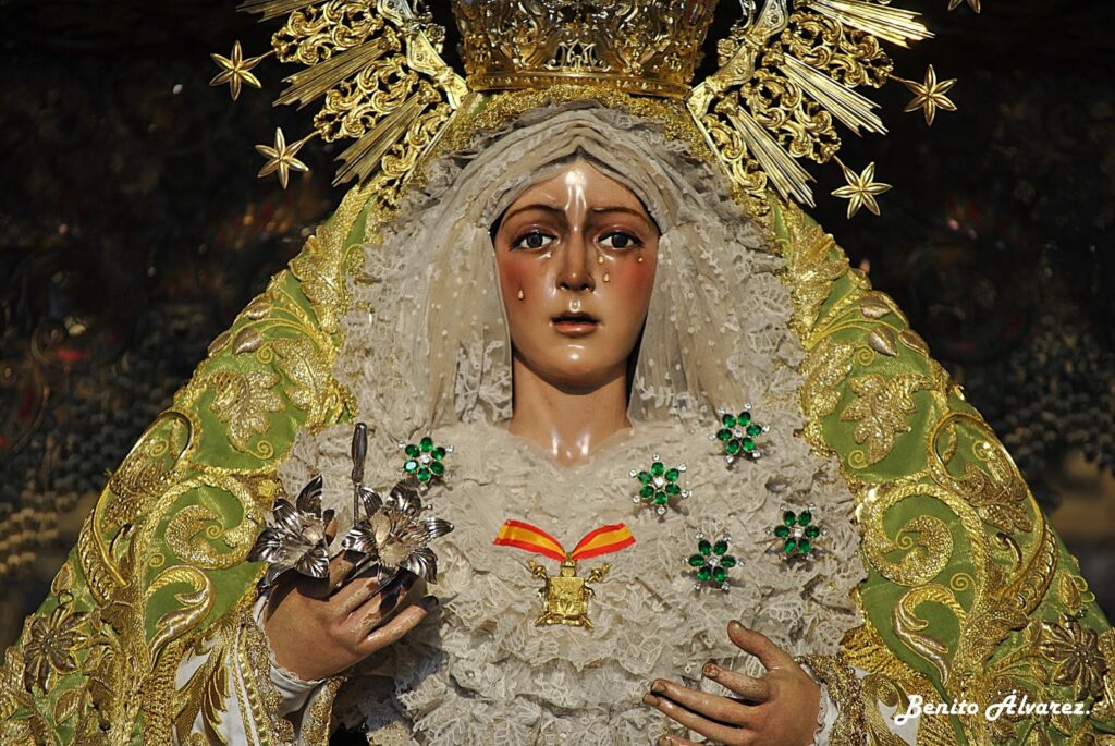 descubre la fascinante historia de la coronación de la macarena, uno de los eventos religiosos más emblemáticos de sevilla, lleno de tradición, fe y devoción popular.