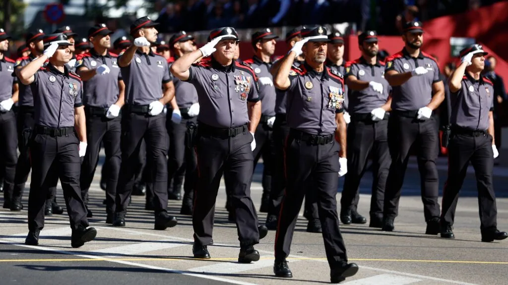 descubre cómo el desfile del 12 de octubre estuvo marcado por protestas este año. analizamos las causas, los participantes y el impacto en la celebración nacional.