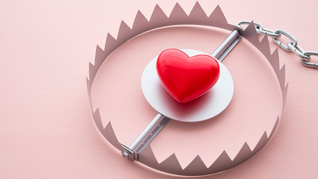 descubre cómo identificar y evitar las estafas amorosas en línea. aprende a protegerte de engaños sentimentales y a reconocer señales de alerta en relaciones virtuales.