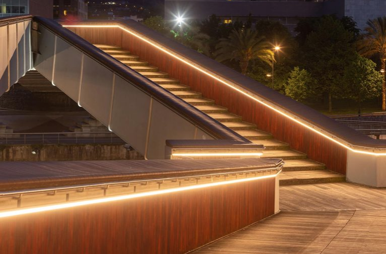 descubre cómo la iluminación inteligente de la pasarela ofrece mayor seguridad, eficiencia energética y un ambiente moderno. controla y personaliza la luz según tus necesidades con tecnología avanzada.