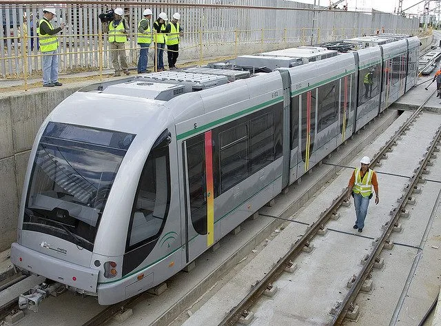 el psoe solicita al gobierno que acelere las obras del metro de sevilla para mejorar el transporte público y la movilidad en la ciudad.