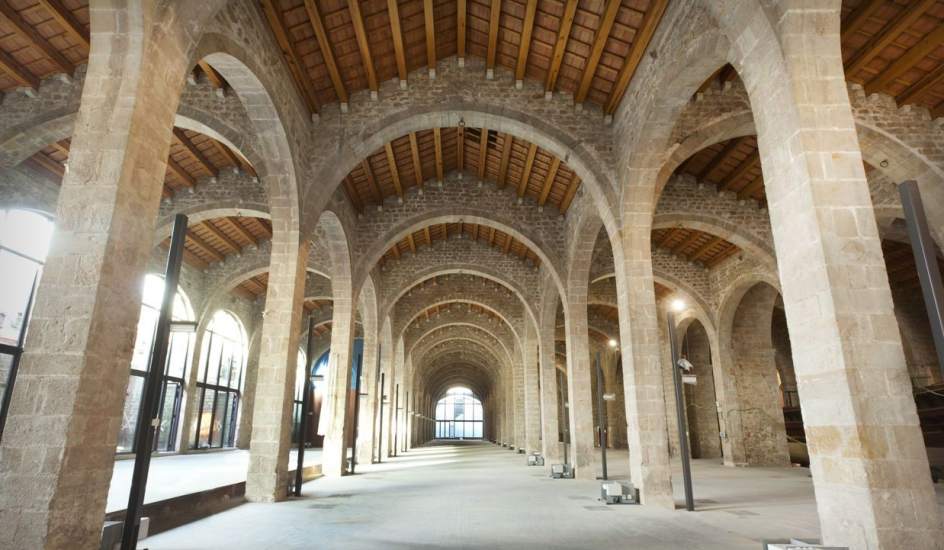 descubre las renovadas atarazanas, un emblemático sitio histórico transformado en un espacio moderno que combina arquitectura original y servicios culturales en el corazón de la ciudad.