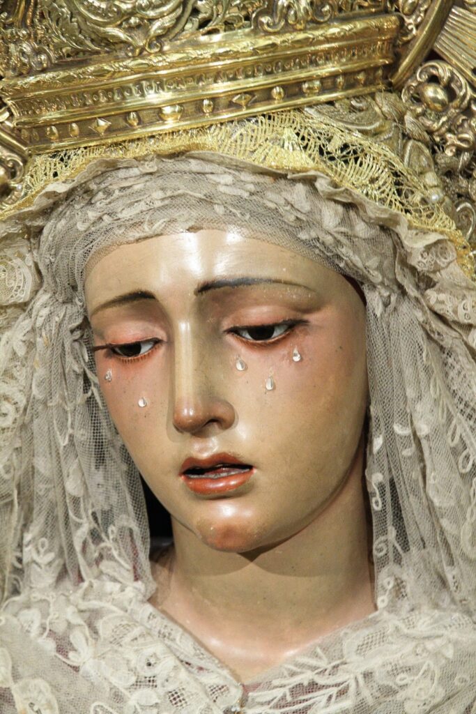 descubre la historia y la devoción a la virgen de la esperanza en sevilla, una de las imágenes más veneradas de la semana santa sevillana, símbolo de fe y tradición en la ciudad.