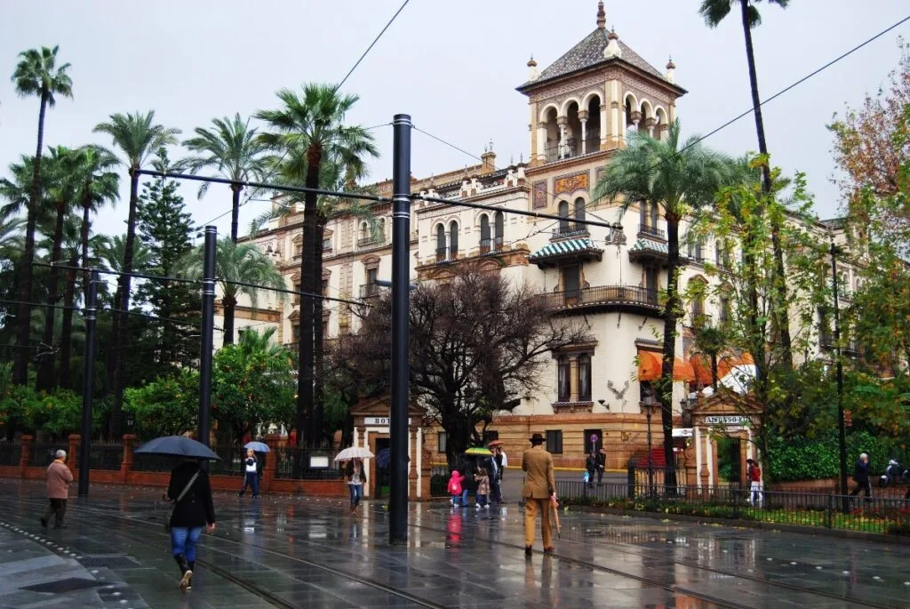 descubre el informe de la aemet sobre lluvias en sevilla: previsiones meteorológicas, detalles del clima y recomendaciones para los próximos días.
