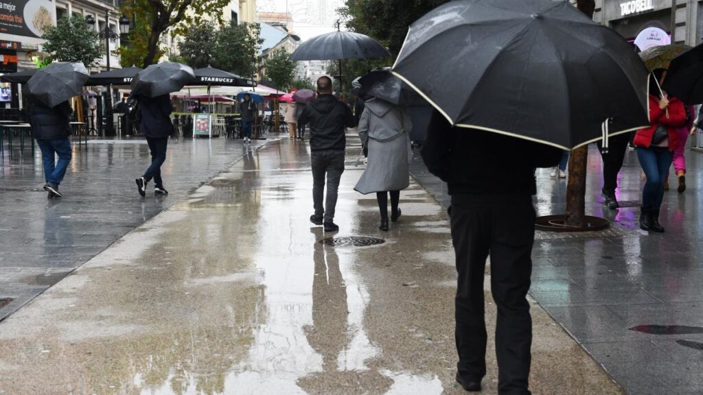 alerta amarilla en sevilla debido a lluvias intensas y tormentas. mantente informado y toma precauciones ante el mal tiempo.