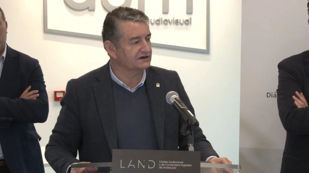 explora las alianzas políticas y sociales que se oponen al gobierno andaluz, analizando sus objetivos, estrategias y repercusiones en la región.