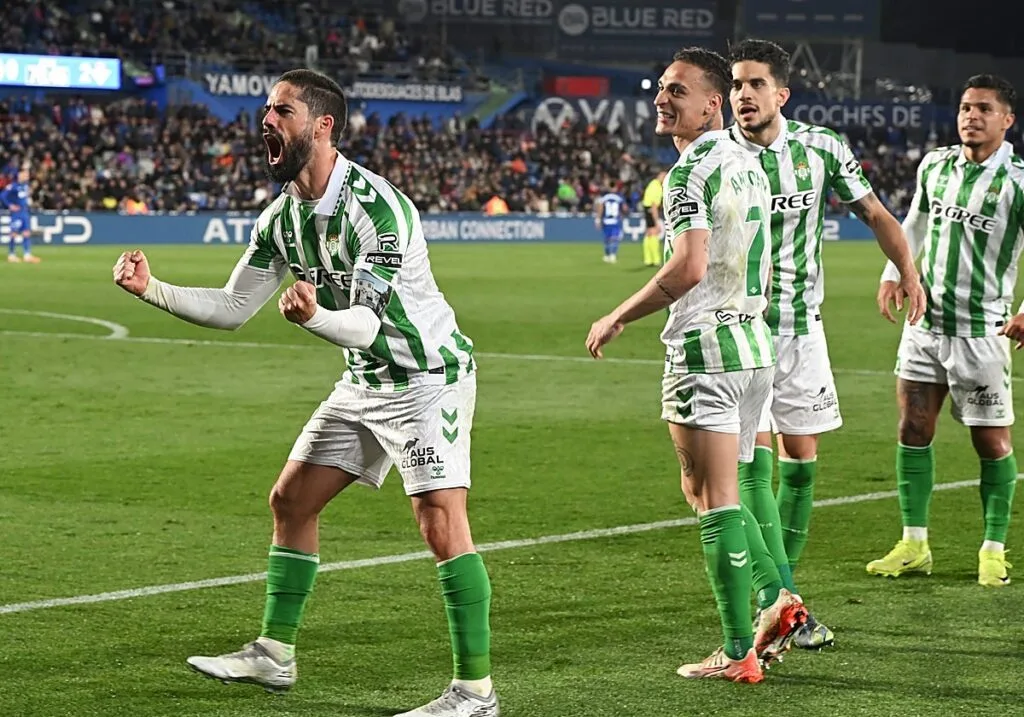antony arruina la celebración del regreso de isco con un empate 1-1 en un partido emocionante.