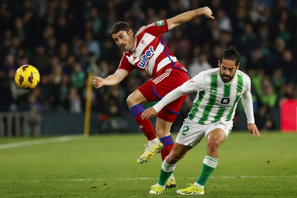 atlético y sevilla empatan al descanso en un emocionante partido. descubre los detalles, las mejores jugadas y el análisis de la primera mitad en este resumen actualizado.