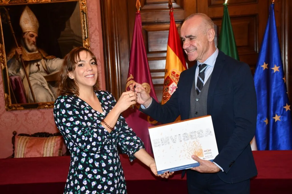 el ayuntamiento rescinde el contrato de un empleado de emvisesa relacionado con la esposa de pineda, generando controversia y repercusiones en la comunidad local.