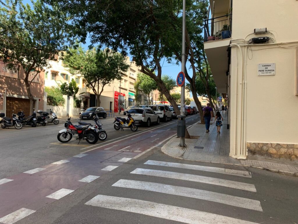 una conductora arrastra un cuerpo tras un atropello en sevilla, causando conmoción en la ciudad. conoce los detalles y consecuencias del incidente.