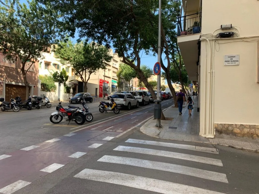 una conductora arrastra un cuerpo tras un atropello en sevilla, causando conmoción en la ciudad. conoce los detalles y consecuencias del incidente.