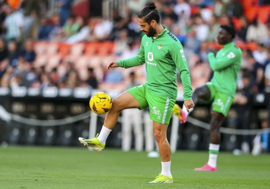 el betis consigue un empate gris en mestalla, en un partido disputado y sin grandes emociones que deja a ambos equipos con sabor a poco.