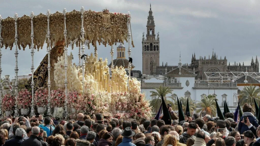 descubre las fechas de la semana santa en sevilla, una celebración llena de tradición, procesiones y cultura que no te puedes perder.