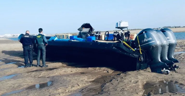 descubren 3.800 kg adicionales de hachís en isla mayor, reforzando los esfuerzos contra el narcotráfico en la región.
