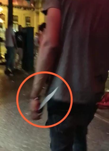 heridos tras una pelea con cuchillos en una plaza pública. descubre más detalles sobre este incidente violento y las medidas de seguridad implementadas.