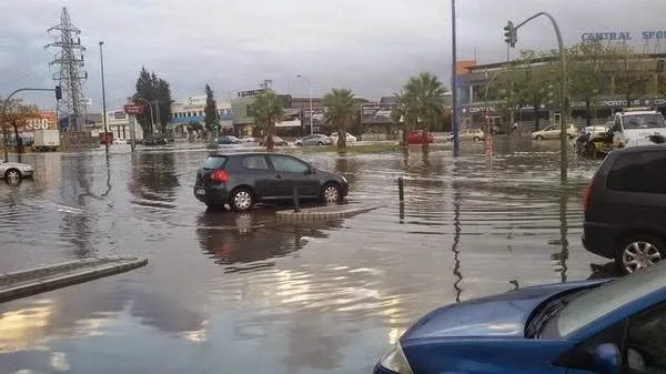 descubre cómo la falta de limpieza del alcantarillado está causando inundaciones en sevilla, afectando a la ciudad y sus habitantes.