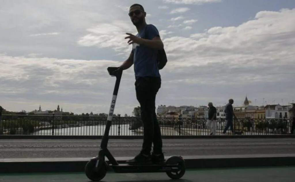 descubre la legislación estricta para patinetes en sevilla y cómo afecta a los usuarios. infórmate sobre las normas, multas y medidas de seguridad vigentes en la ciudad.
