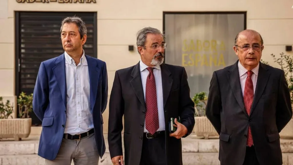 descubre cómo mazón cede a las exigencias de vox en este análisis detallado de la actualidad política española. conoce las implicaciones y reacciones ante este acuerdo clave.
