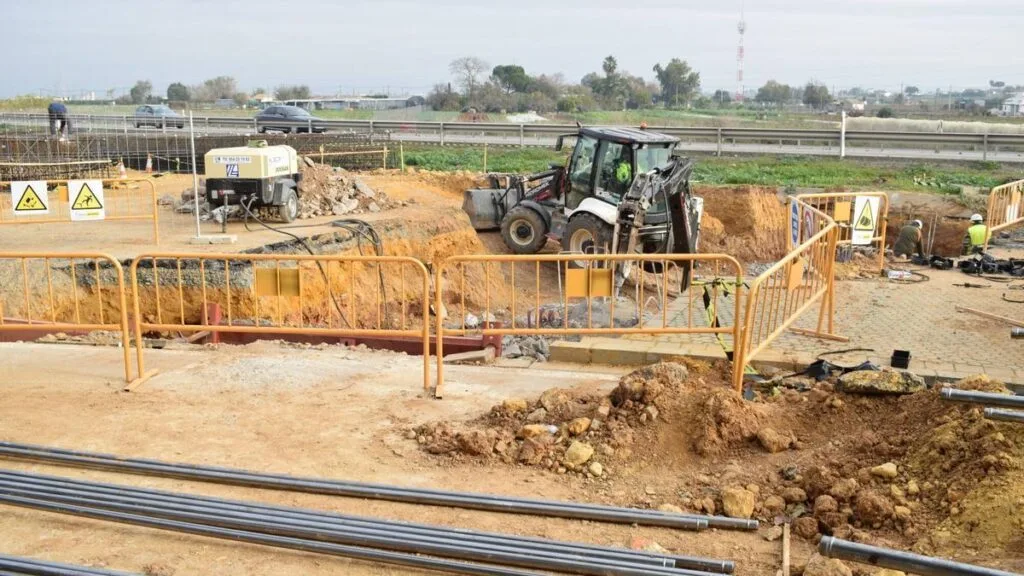 la estación de metro sevilla emerge en bermejales tras recorrer 500 metros bajo tierra, ofreciendo una conexión eficiente y rápida para los viajeros de la zona.