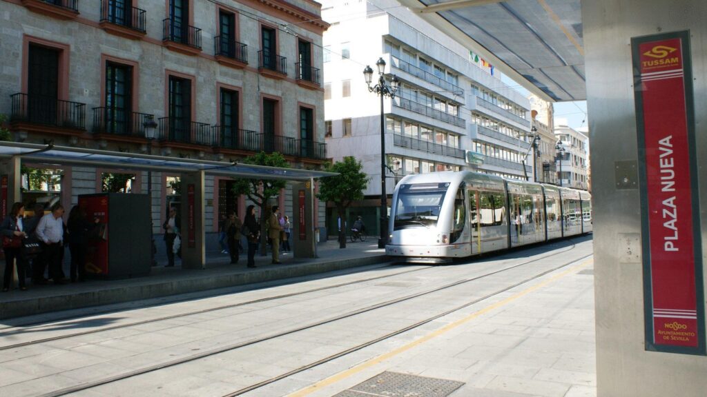 obras en plaza nueva afectan el servicio del tranvía, con restricciones vigentes hasta enero. mantente informado sobre las rutas y horarios.