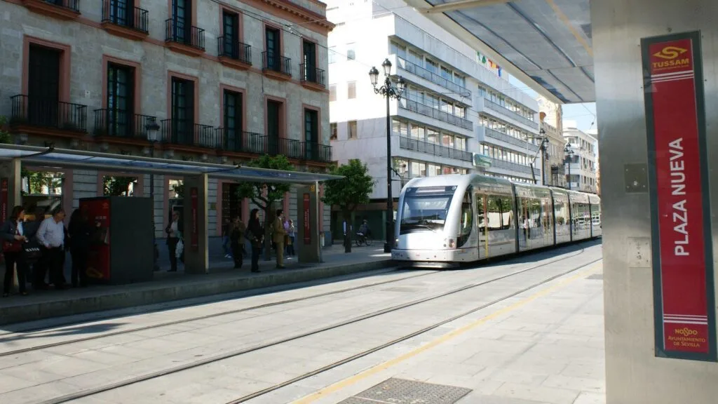 obras en plaza nueva afectan el servicio del tranvía, con restricciones vigentes hasta enero. mantente informado sobre las rutas y horarios.