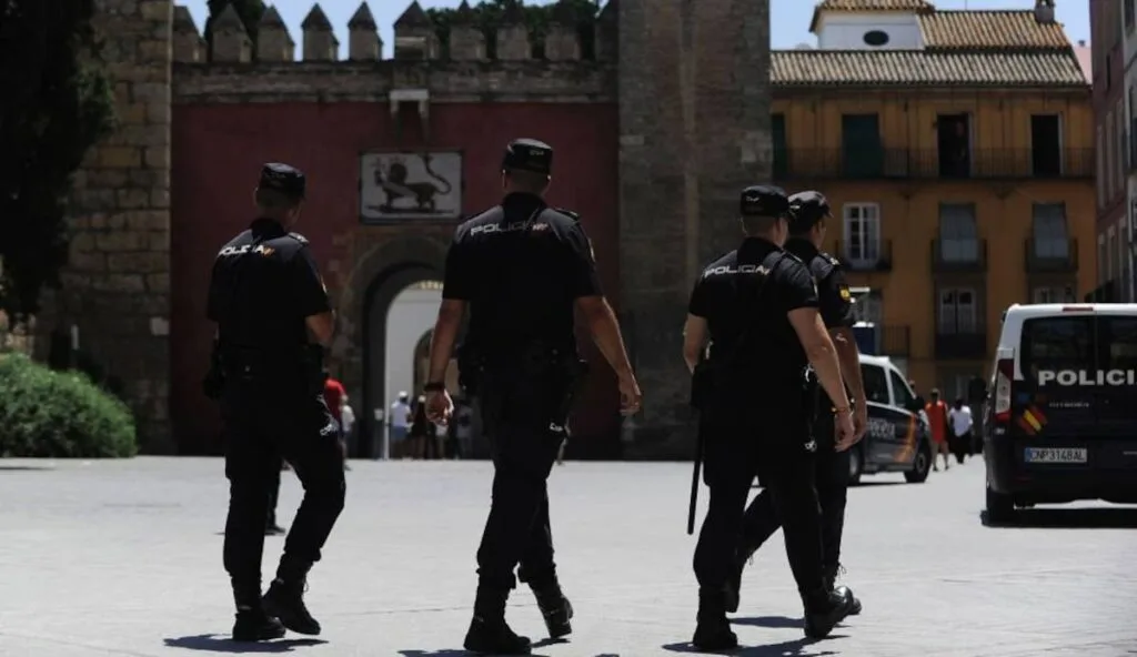 la oposición denuncia el desastre en el plan navideño de la policía en sevilla, evidenciando fallos y falta de coordinación durante las festividades.
