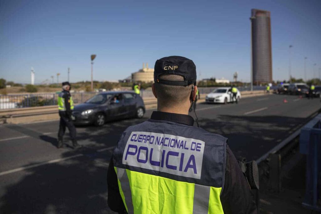 la policía de sevilla busca agentes voluntarios para reforzar la seguridad durante la alerta naranja. únete y ayuda a proteger a tu comunidad.