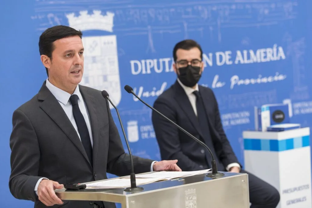 el pp expulsa al presidente de la diputación de almería y a dos altos cargos en una decisión contundente.
