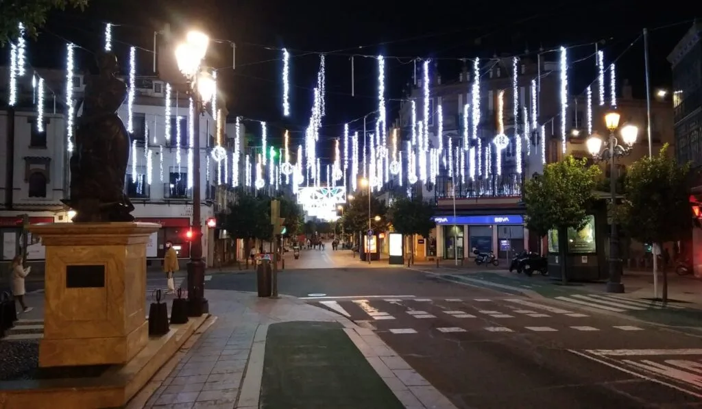 descubre cómo sevilla se transforma en un espectacular espectáculo navideño con 9 millones de luces que iluminan la ciudad y llenan de magia esta temporada festiva.