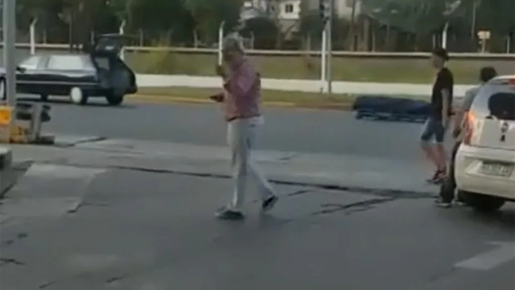 un testigo narra el horror vivido en sevilla tras encontrar un coche con un cadáver en su interior, revelando detalles impactantes del suceso.