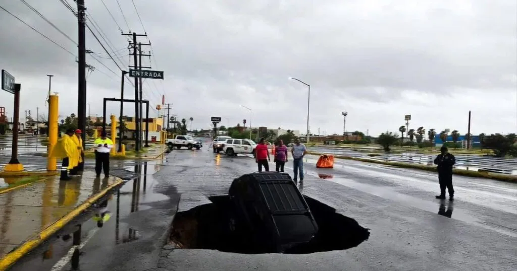 la tormenta claudia provoca un socavón y más de 100 incidencias en la carretera a-476, afectando el tráfico y causando daños significativos.