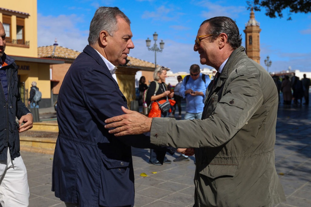 los agentes municipales y el alcalde de sevilla acuerdan una colaboración especial para la temporada navideña, fomentando la seguridad y el espíritu festivo en la ciudad.