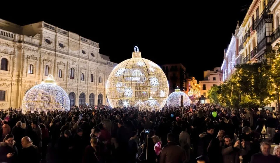 disfruta de la alegría navideña en sevilla a pesar de la lluvia, con luces, tradiciones y un ambiente festivo que llena la ciudad de magia durante estas fiestas.