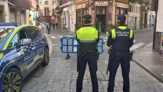 el ayuntamiento de sevilla supervisa las ausencias en la policía local para garantizar la eficiencia y seguridad ciudadana.