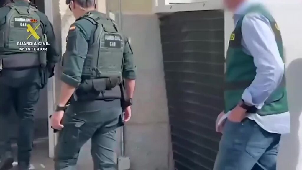 detenido por atropellar a un guardia civil en la se-30. conoce los detalles del incidente y las consecuencias legales.
