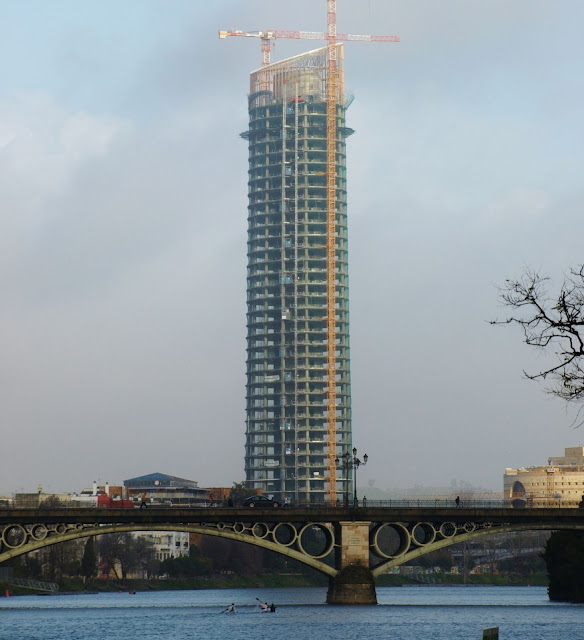 la fundación cajasol y el fondo argis compiten por la adquisición de torre sevilla, un emblemático rascacielos que marca un hito en el skyline de la ciudad.