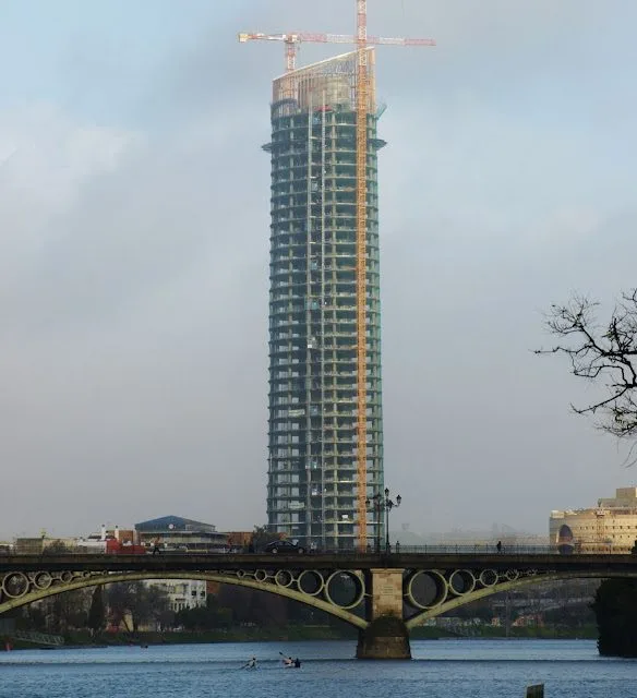 la fundación cajasol y el fondo argis compiten por la adquisición de torre sevilla, un emblemático rascacielos que marca un hito en el skyline de la ciudad.