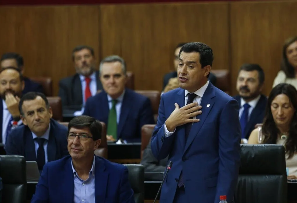 juanma moreno resalta la estabilidad y moderación como elementos clave en el modelo andaluz, destacando su impacto positivo en la región.