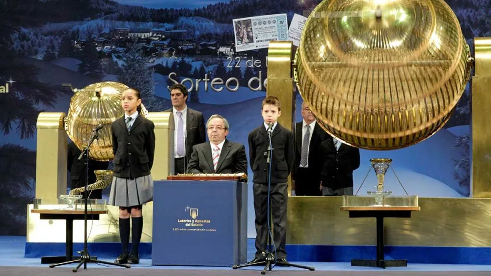 morón y sevilla celebran haber ganado 1,5 millones de euros en la lotería de navidad, una noticia que llena de alegría a ambas comunidades.