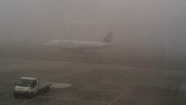 la niebla en sevilla provoca retrasos en los vuelos entre barcelona y betis, afectando a numerosos pasajeros y causando inconvenientes.