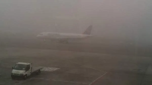 la niebla en sevilla provoca retrasos en los vuelos entre barcelona y betis, afectando a numerosos pasajeros y causando inconvenientes.