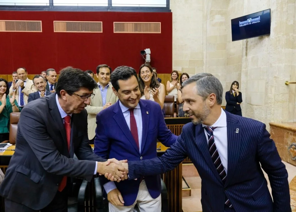 el parlamento andaluz aprueba el presupuesto para el año 2026, destacando las inversiones y prioridades clave para el desarrollo regional.