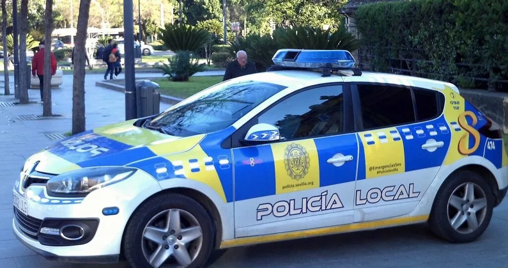 agentes de policía local en sevilla solicitan compensación debido a las difíciles condiciones laborales que enfrentan, buscando mejoras y reconocimiento.