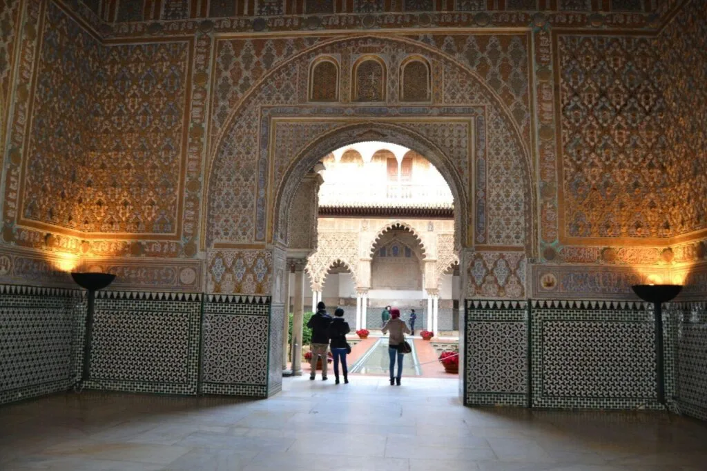 descubre las técnicas y métodos para la preservación de carpinterías históricas en el real alcázar, manteniendo su autenticidad y valor cultural.