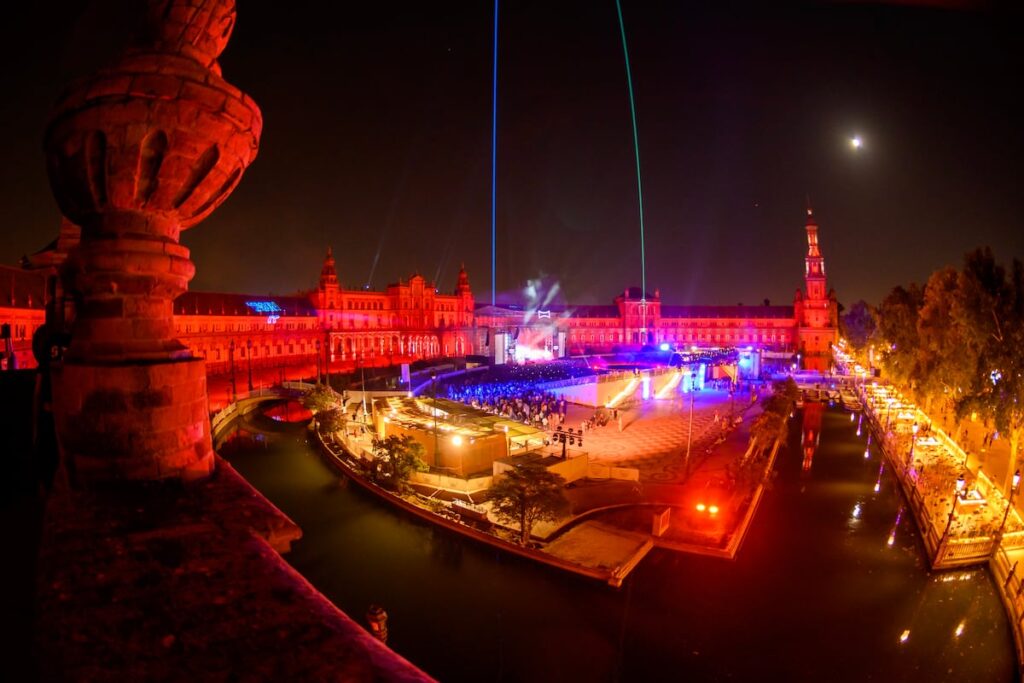 promotores presentan denuncia contra icónica por incumplimiento y disputas legales, afectando el desarrollo del proyecto.